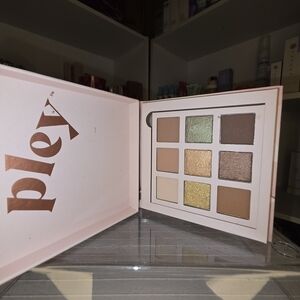 Pley Eyeshadow Palette with Nine Shades